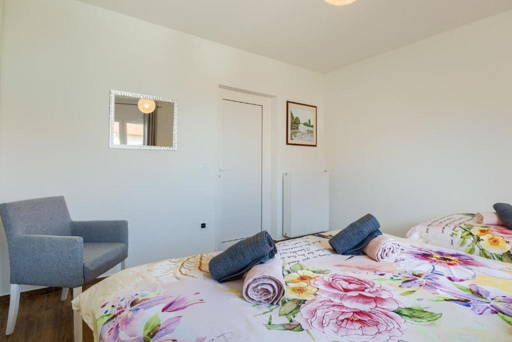 Postel nebo postele na pokoji v ubytování Esther Apartment