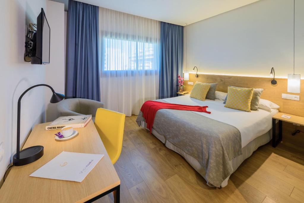 a hotel room with a bed and a desk at Hotel Porcel Aida in Torrejón de Ardoz