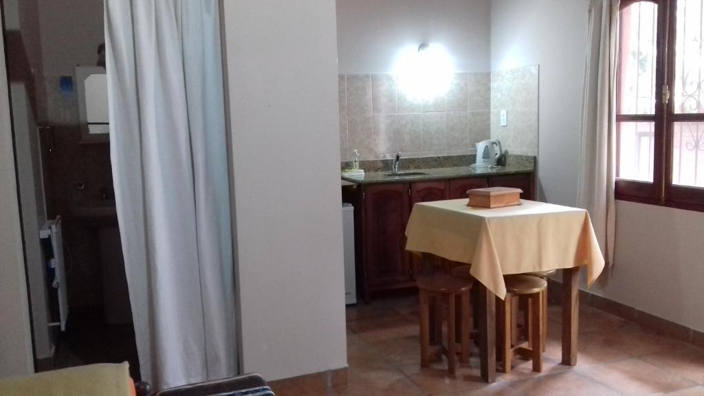 una pequeña cocina con una mesa con una caja. en Hostal San Pablo in 