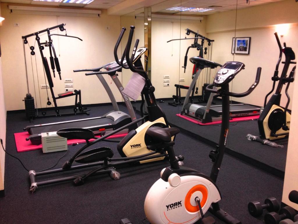 Fitness centrum a/nebo fitness zařízení v ubytování Polis Grand Hotel