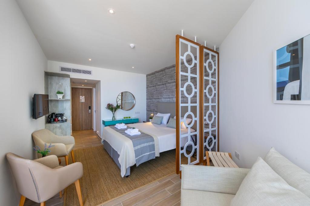 Leonardo Plaza Cypria Maris Beach Hotel & Spa - Vista Interior De La Habitación Premium