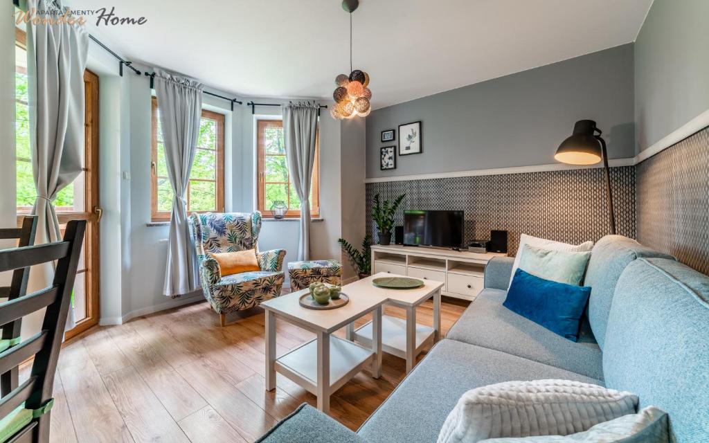 Svetainės erdvė apgyvendinimo įstaigoje Wonder Home - Apartamenty Leśny Dom z balkonami, niedaleko centrum, w cichej okolicy