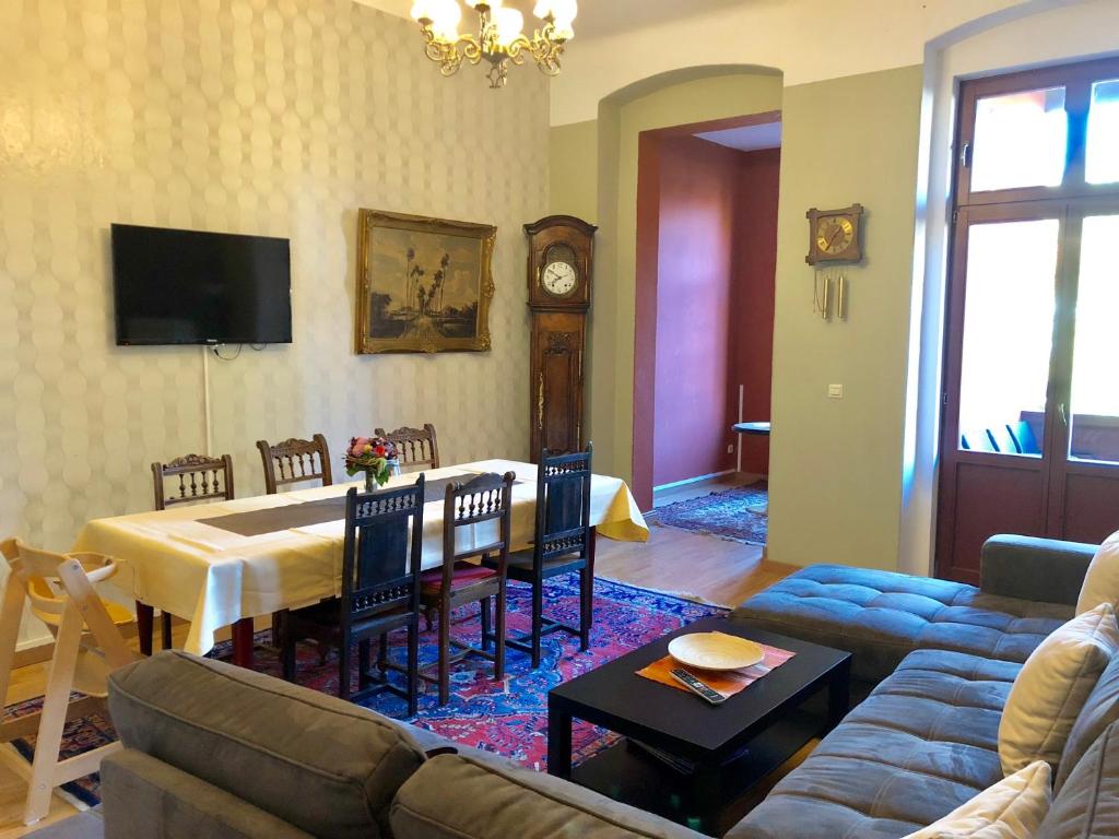 a living room with a couch and a table and chairs at Ferienwohnung Alt Görlitz II in Görlitz