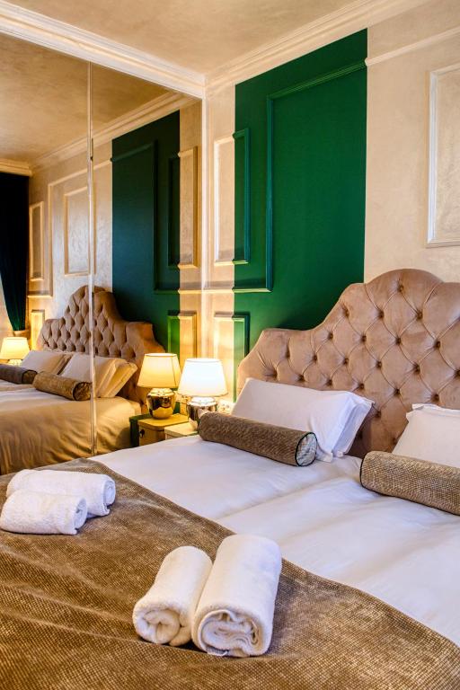 Posteľ alebo postele v izbe v ubytovaní Riva Palace - design rooms