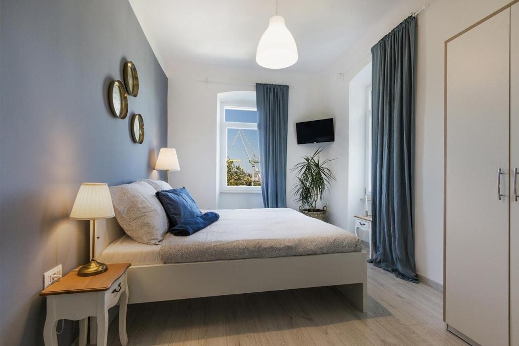 Posteľ alebo postele v izbe v ubytovaní *** Lounge terrace apartment with the harbour view / city centre ***