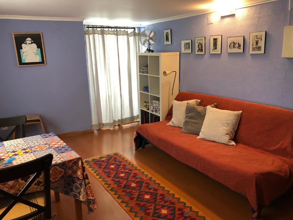 ein Wohnzimmer mit einem Sofa mit Kissen darauf in der Unterkunft Heart of Alfama in Lissabon