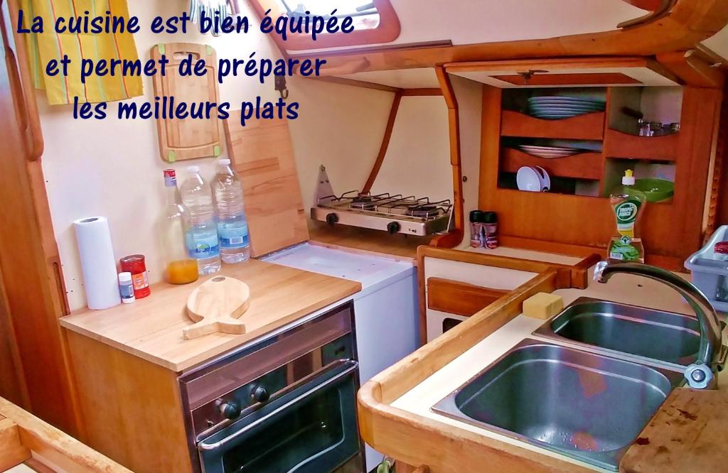 Kuchyň nebo kuchyňský kout v ubytování Bateau Kyma