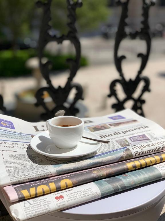 Příslušenství pro přípravu čaje a kávy v ubytování Bue Nero Suites Verona