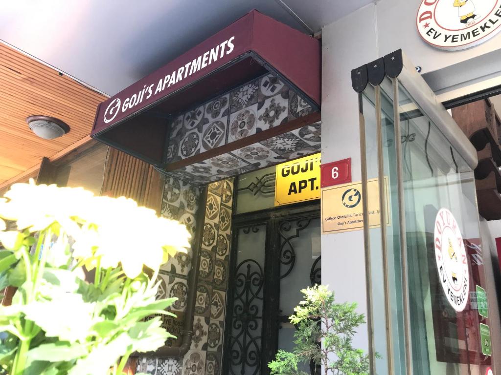 un frente de tienda con un cartel sobre una puerta en Goji's Apartments, en Estambul