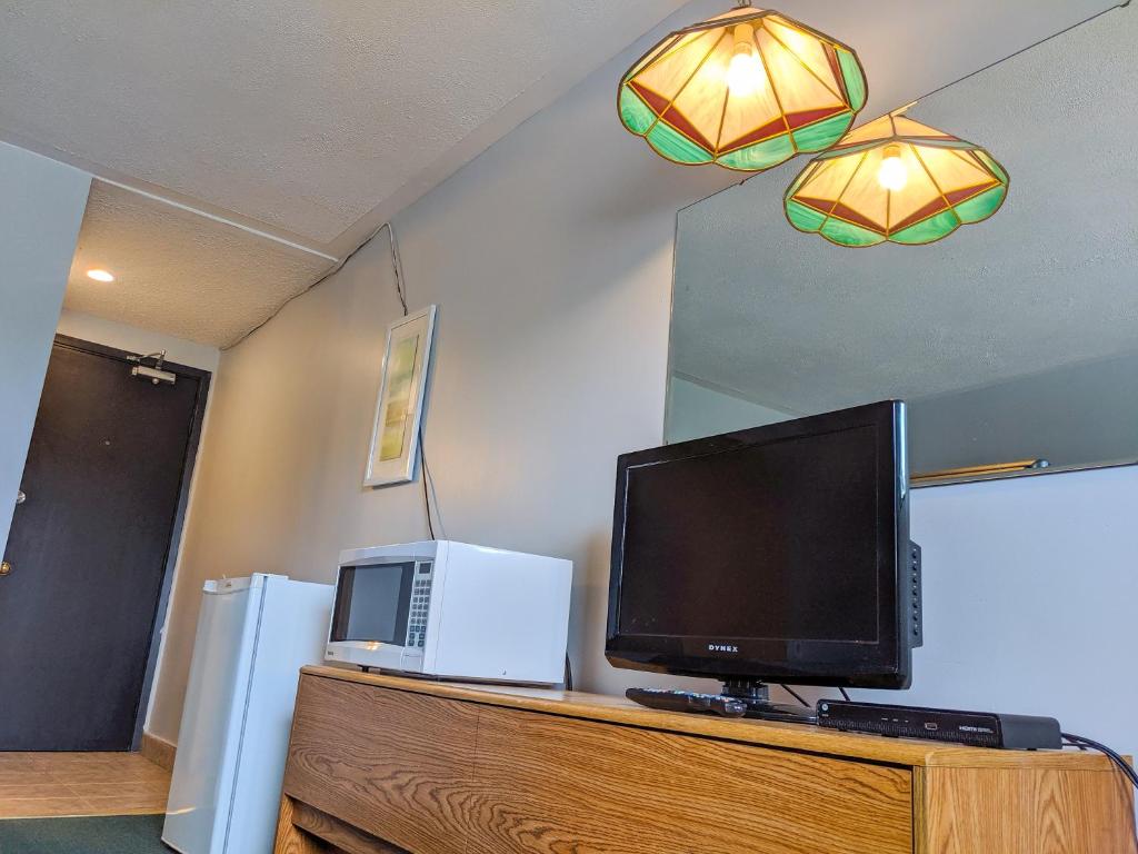 TV a/nebo společenská místnost v ubytování Skyline Motel