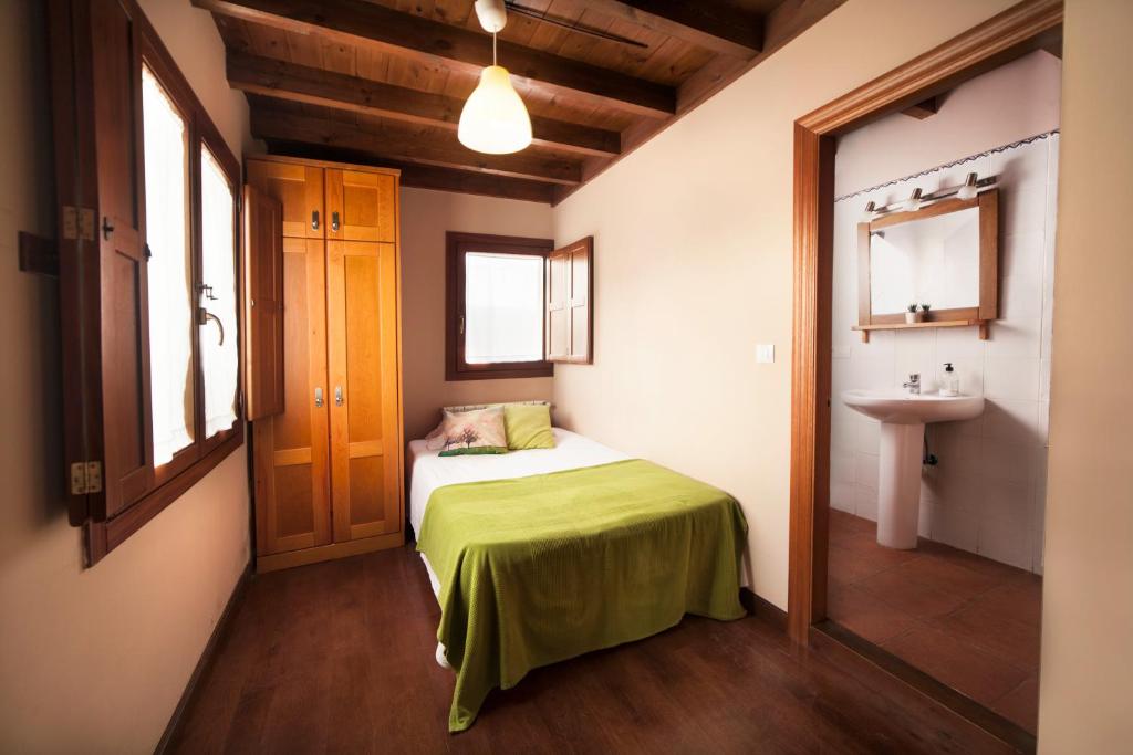 Postel nebo postele na pokoji v ubytování Apartamentos La Calvera