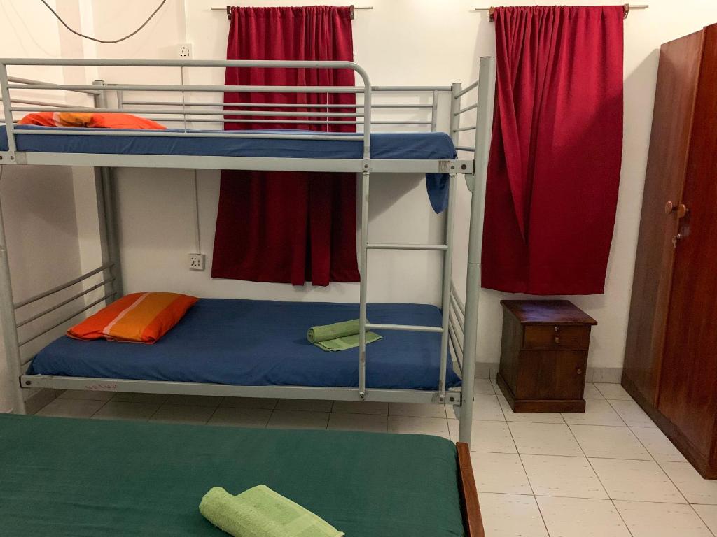 Palanda nebo palandy na pokoji v ubytování Sea Sands Beach Hostel