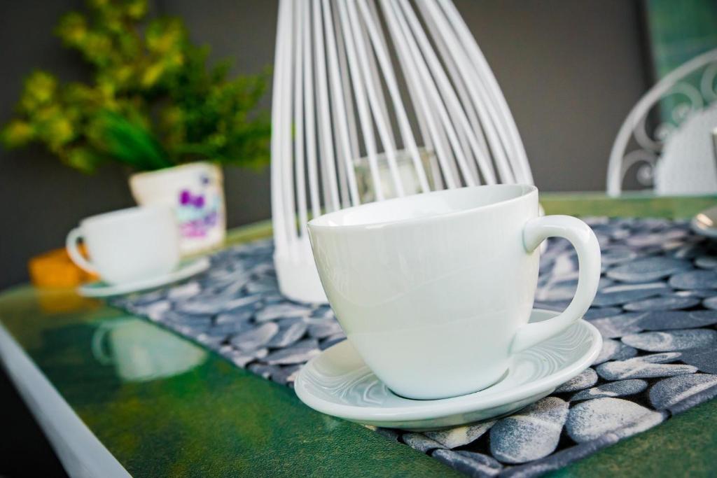 Příslušenství pro přípravu čaje a kávy v ubytování Diamond Lux Apartment