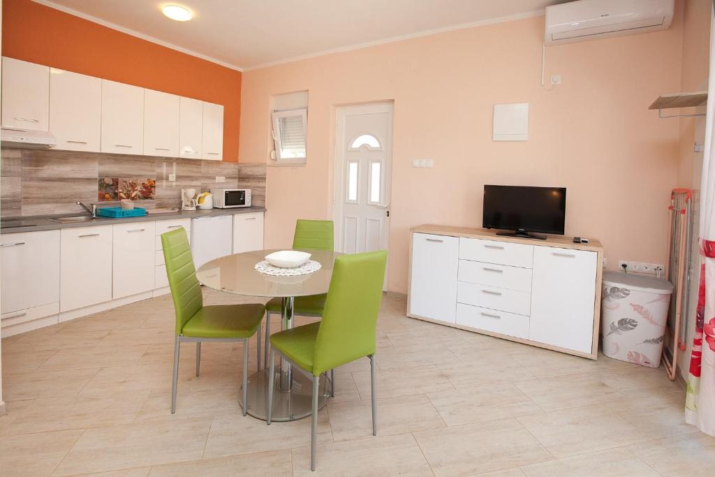 Kuchyň nebo kuchyňský kout v ubytování Apartmani Lea