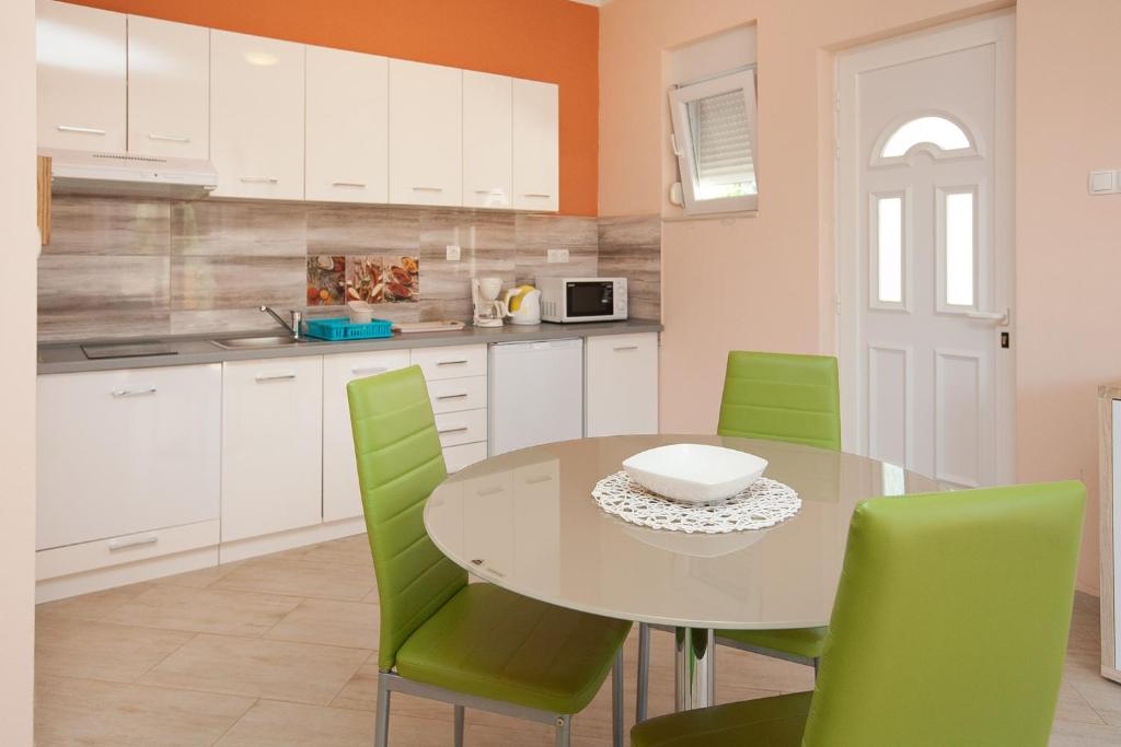 Kuchyň nebo kuchyňský kout v ubytování Apartmani Lea