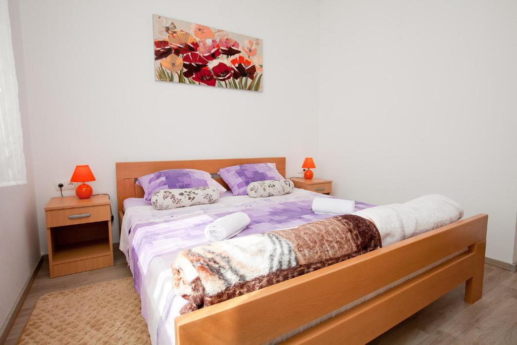 Postel nebo postele na pokoji v ubytování Apartmani Lea