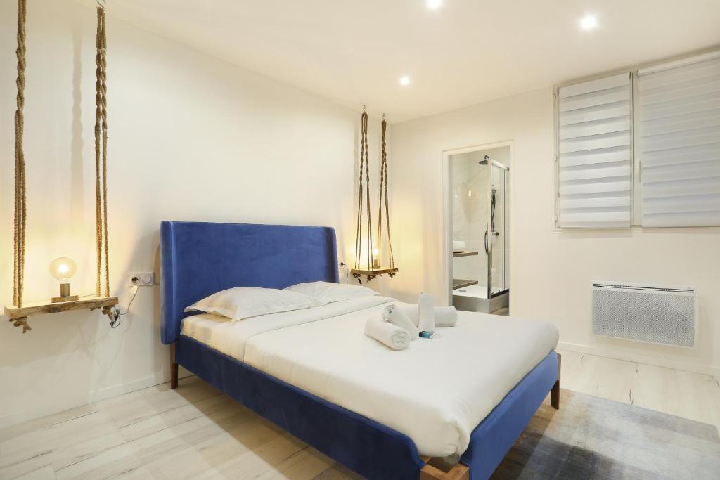 パリにあるRent a Room - Residence Bonne Nouvelleの青いヘッドボード付きのベッド1台