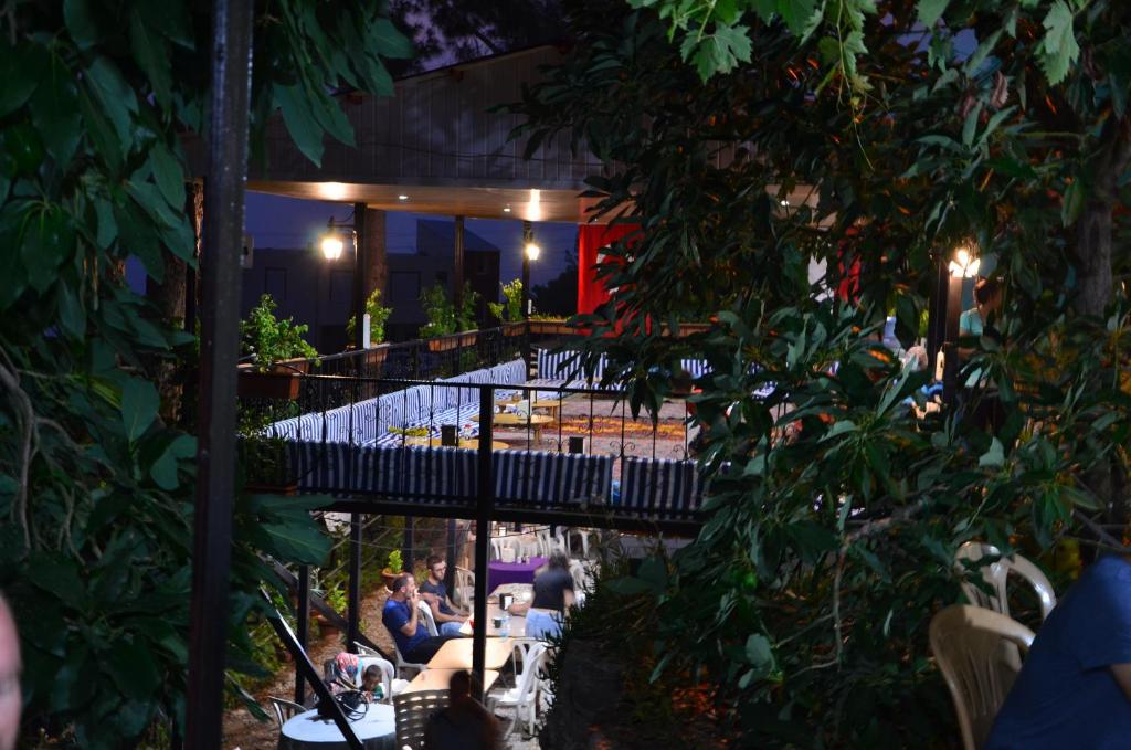 Güney的住宿－Zeytinada Pansiyon ve Gözleme，餐厅的景观,有坐在桌子上的人