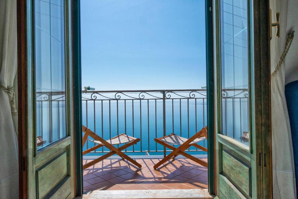 アマルフィにあるCASA RITALEMMA'のバルコニーから海の景色を望めます。