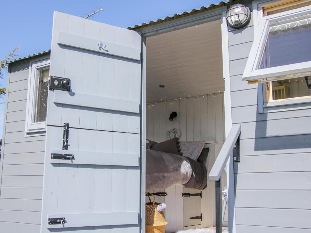 Meadow View Shepherd's Hut