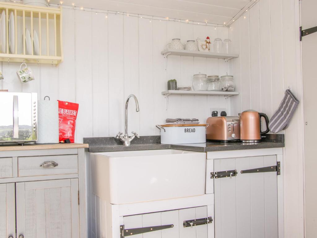 Meadow View Shepherd's Hut