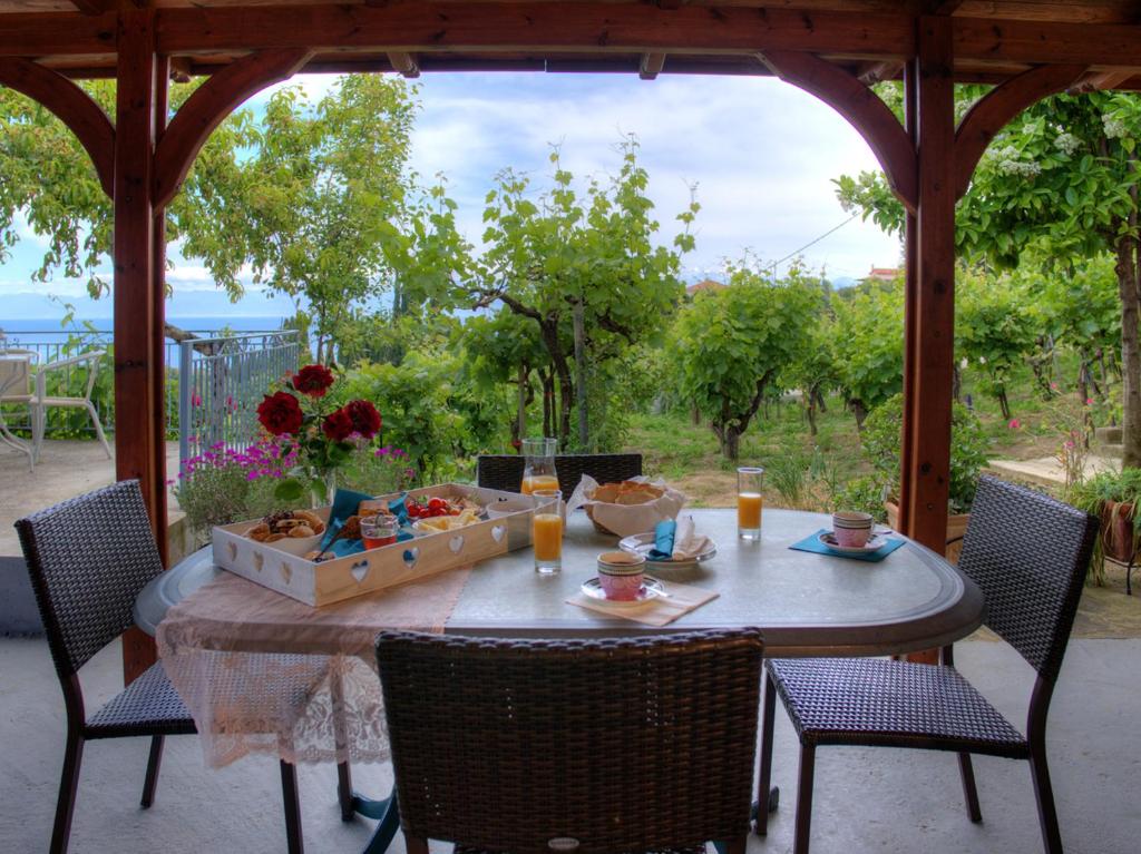 una mesa y sillas en un patio con mesa en Guesthouse Agia Triada, en Koroni