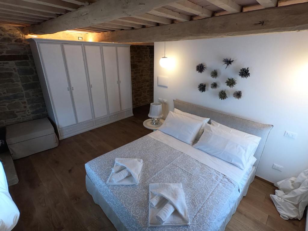 聖索菲亞的住宿－Cà Maìna，一间卧室配有一张带两个白色枕头的大床