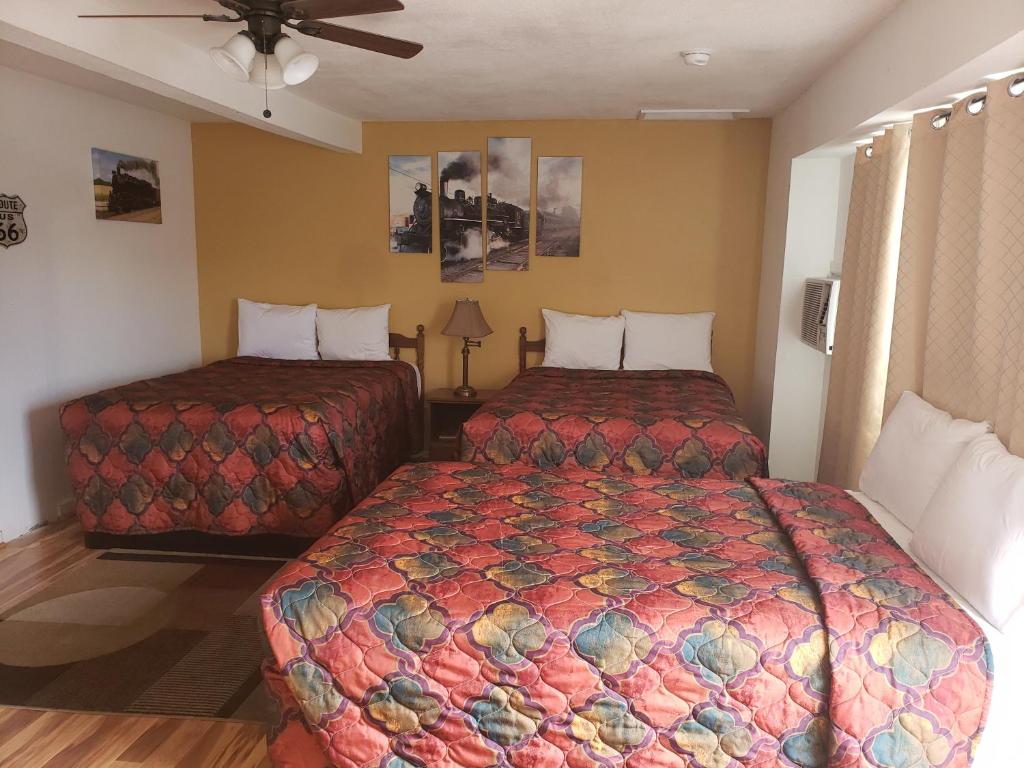 Postel nebo postele na pokoji v ubytování Deluxe Inn