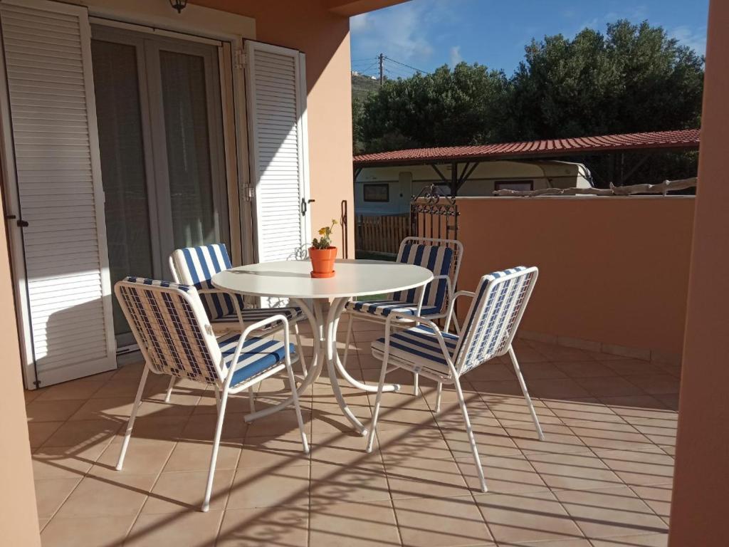 Balkón nebo terasa v ubytování Sunny Coco mat villa in Katelios with a sea view