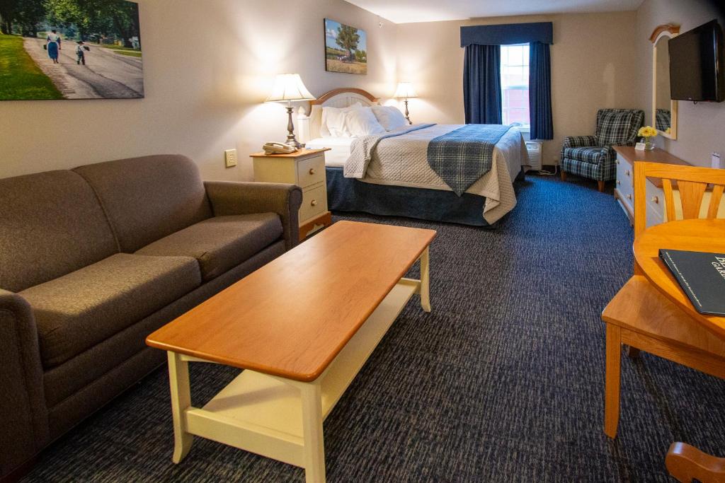 Blue Gate Garden Inn - Deluxe King Room