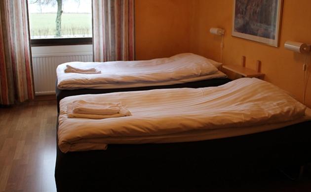 Postel nebo postele na pokoji v ubytování Yxnerum Hotell