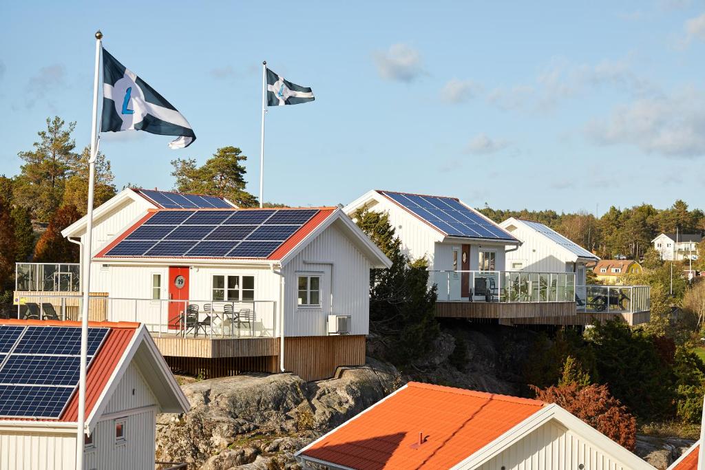 una casa con paneles solares en el techo en Lagunen Cottages and Hostel, en Strömstad