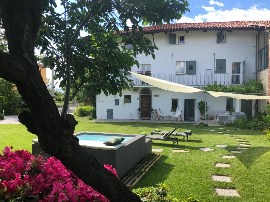 モンドヴィにあるCasa La Preziosaの庭にスイミングプールがある家