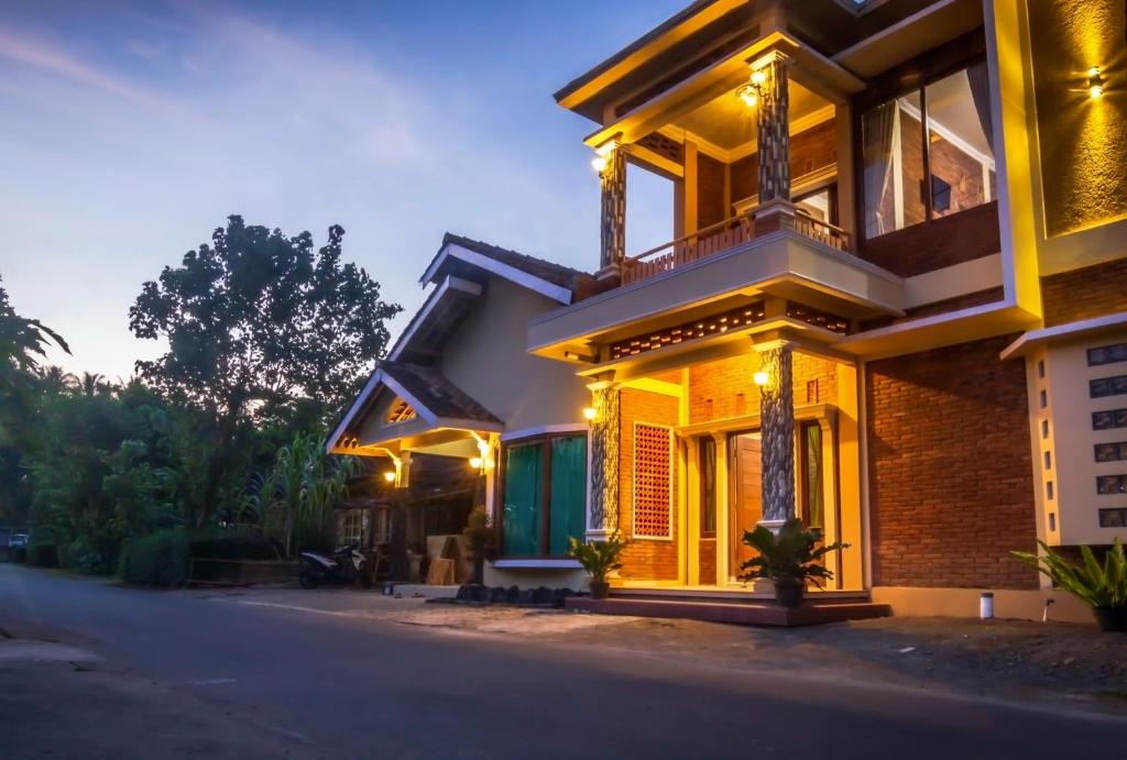 ein Haus mit Lichtern an der Straßenseite in der Unterkunft Maher House Borobudur in Magelang