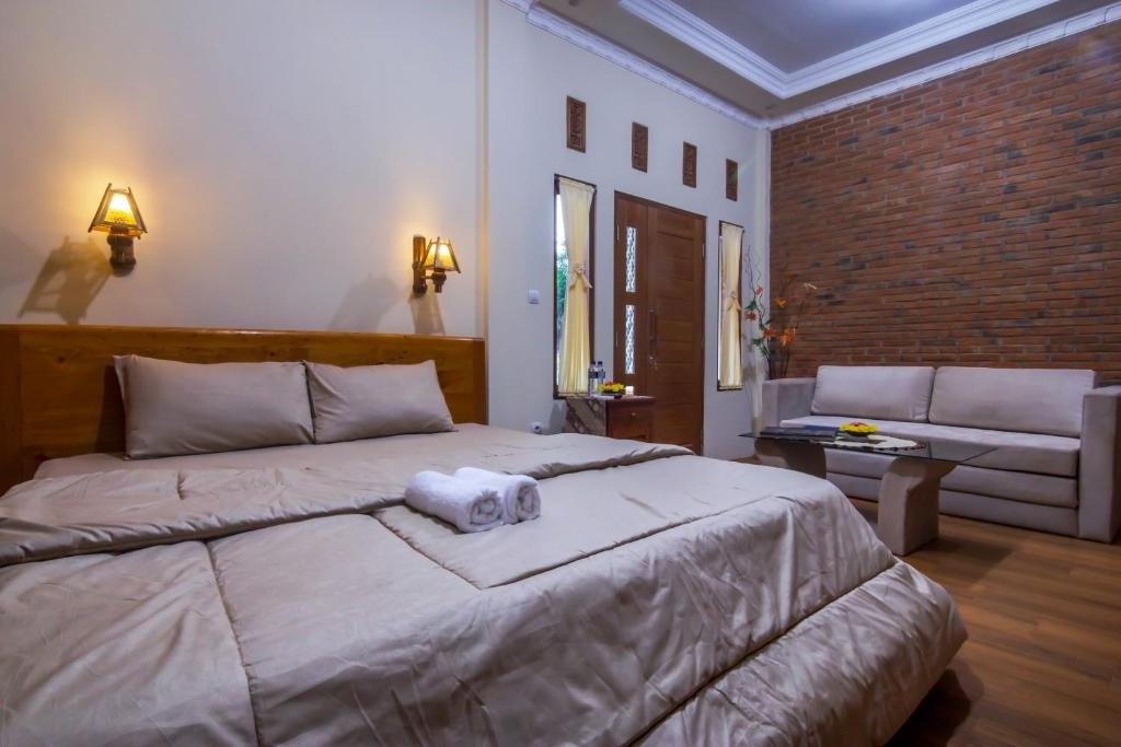 Postel nebo postele na pokoji v ubytování Maher House Borobudur