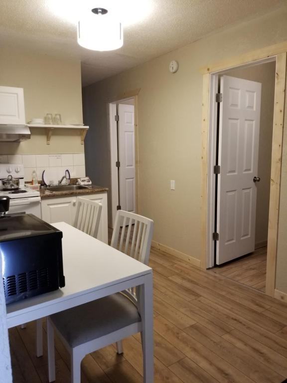 Kuchyň nebo kuchyňský kout v ubytování Sun Plaza Motel