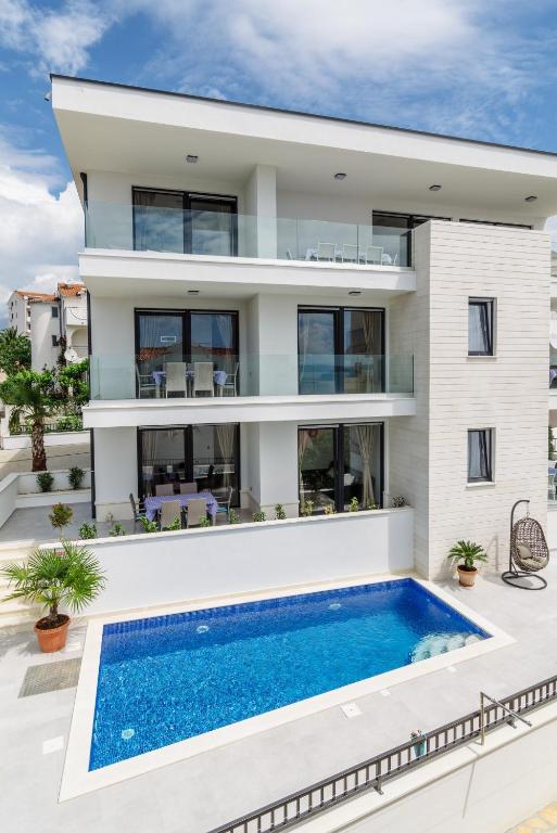 Bazén v ubytování Apartments Villa Dalmatia nebo v jeho okolí
