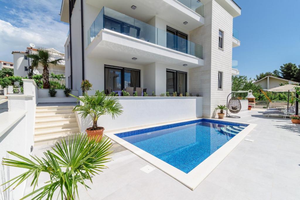Bazén v ubytování Apartments Villa Dalmatia nebo v jeho okolí
