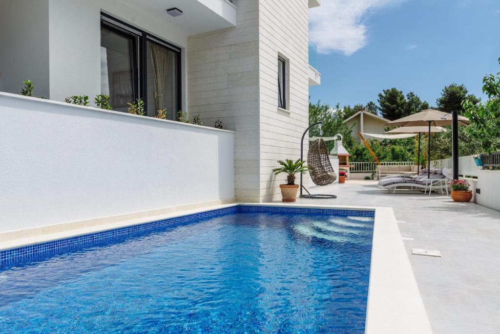 Bazén v ubytování Apartments Villa Dalmatia nebo v jeho okolí