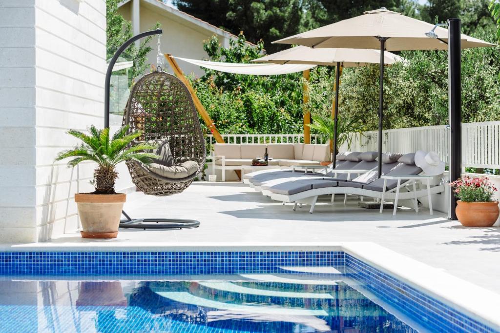 Bazén v ubytování Apartments Villa Dalmatia nebo v jeho okolí