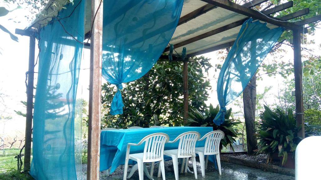 a blue table and chairs under a pergola at Casa Vacanze Principesca in Pescantina