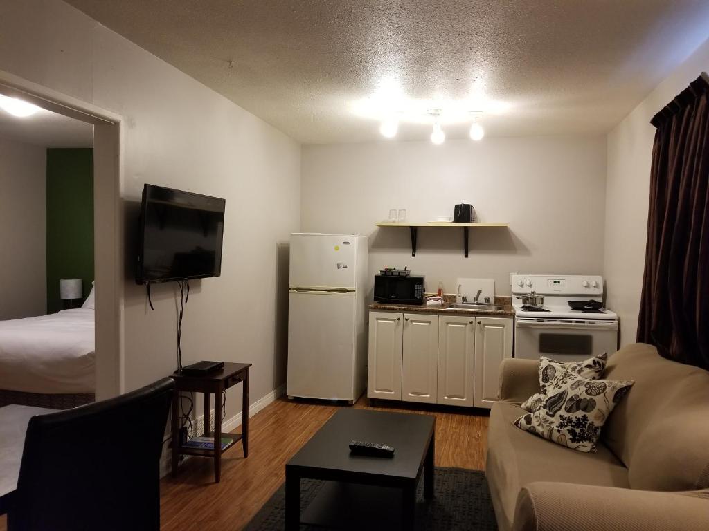 Kuchyň nebo kuchyňský kout v ubytování Sun Plaza Motel