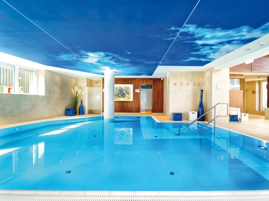 Bazén v ubytování Hotel Salzburger Hof nebo v jeho okolí