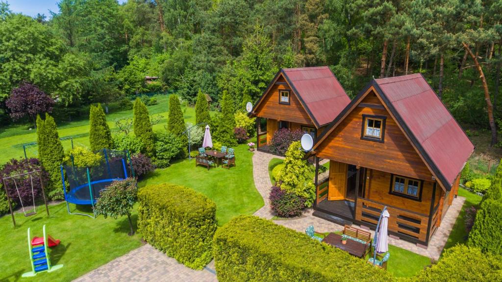 eine Luftansicht eines Holzhauses in einem Hof in der Unterkunft Domki na Leśnej in Sztutowo