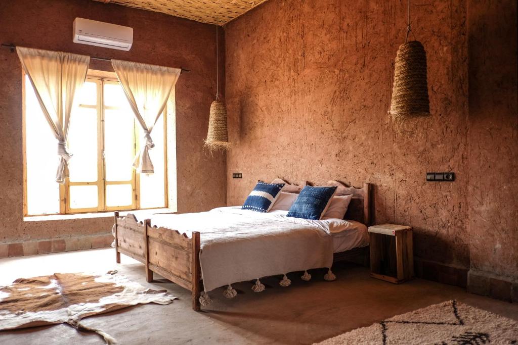 Postel nebo postele na pokoji v ubytování Kasbah Aitisfoul