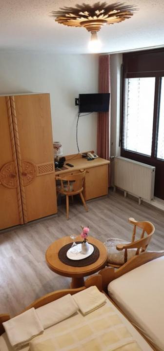 TV a/nebo společenská místnost v ubytování Hotel Restaurant Paelzer-Buwe
