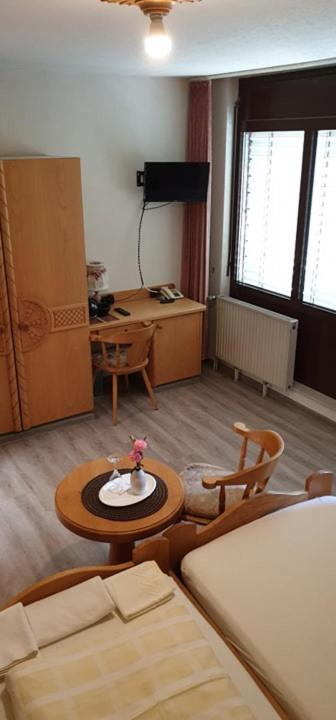 TV a/nebo společenská místnost v ubytování Hotel Restaurant Paelzer-Buwe