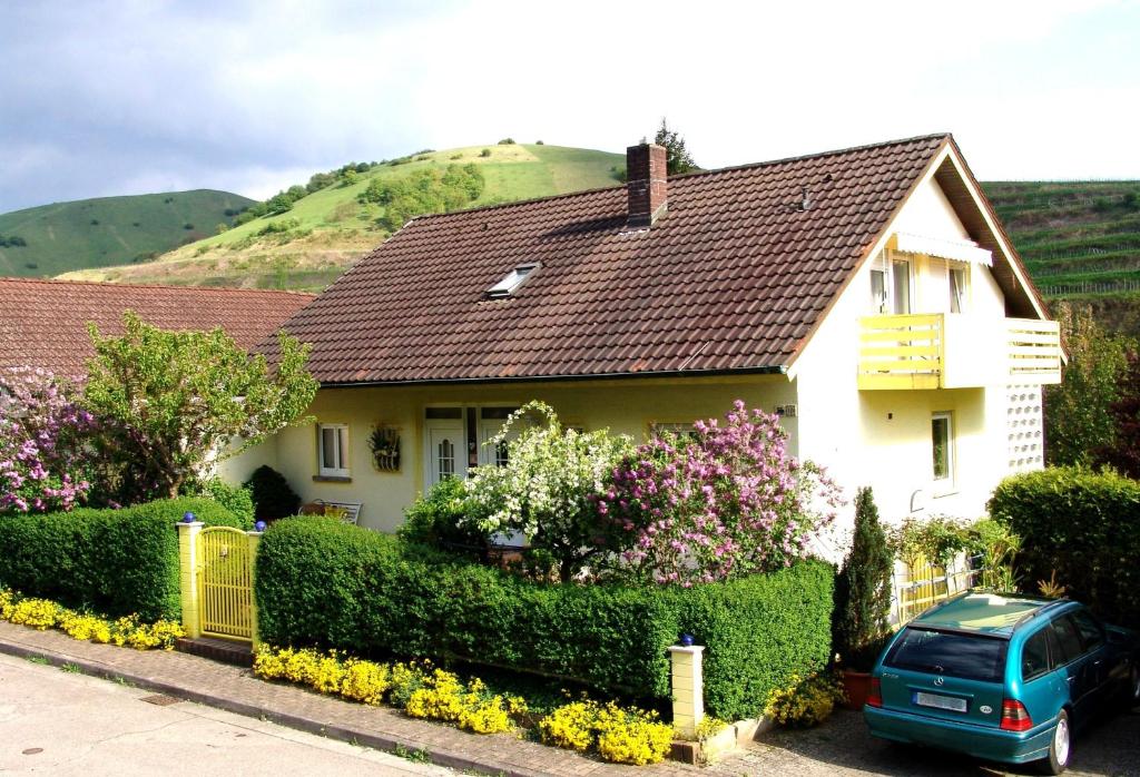 uma casa com um carro estacionado em frente em Gästehaus Ruländer em Vogtsburg