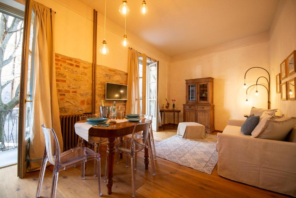 sala de estar con mesa y sofá en Casa Vacanze Gombito 4 Bergamo Alta, en Bérgamo