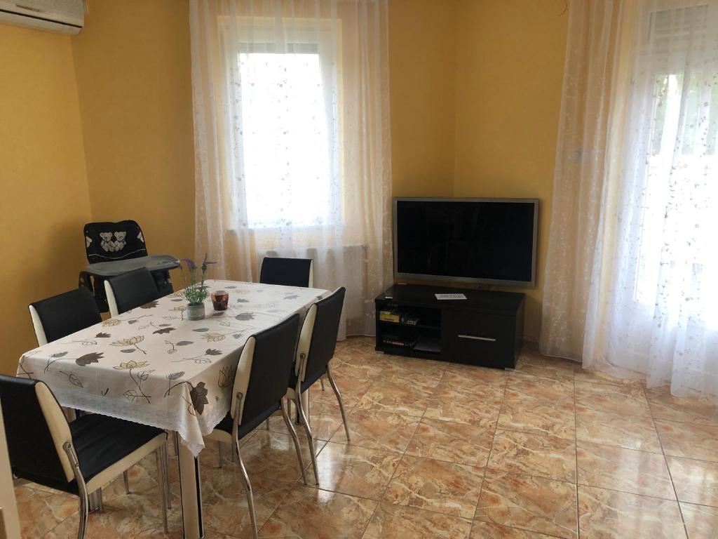 TV a/nebo společenská místnost v ubytování Rubint Apartman